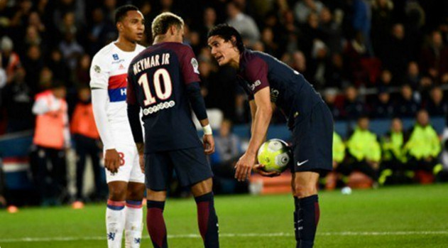 Ảnh bài viết Tranh đá phạt với Neymar, Cavani đang tự đẩy mình khỏi PSG?