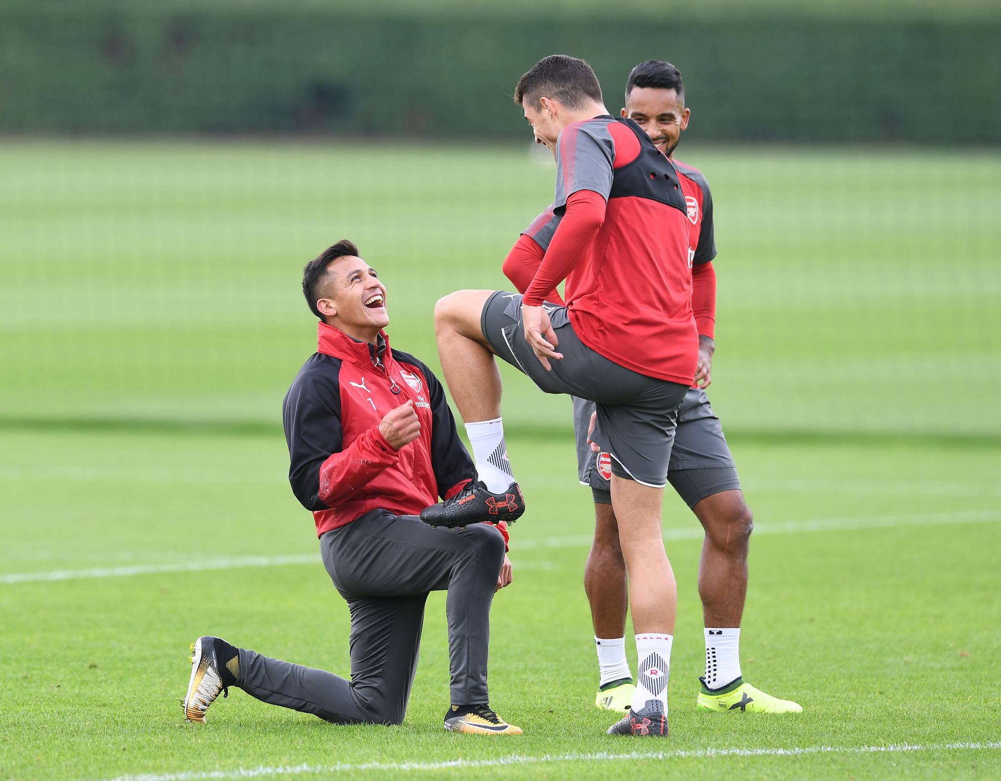 Ảnh bài viết Alexis Sanchez  'cười thả ga' trên sân tập