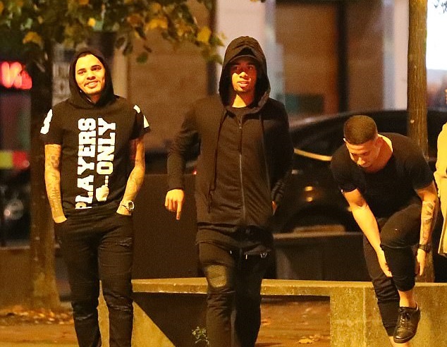 Ảnh bài viết Được 'xả trại', Gabriel Jesus xuất hiện cực ngầu trên phố