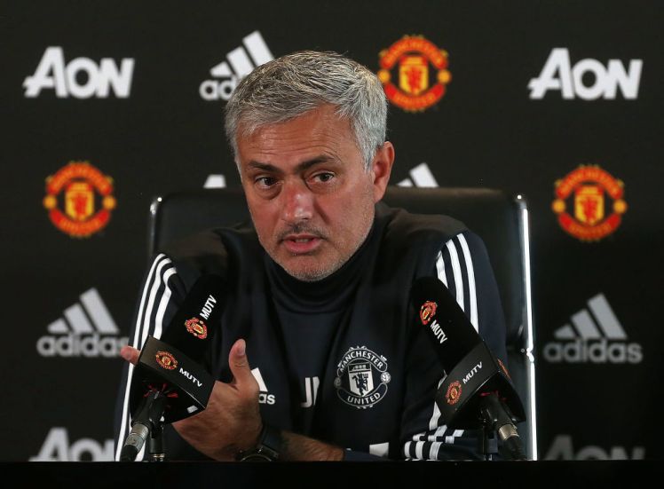 Mourinho hé lộ đội hình Man Utd đấu Burton Albion