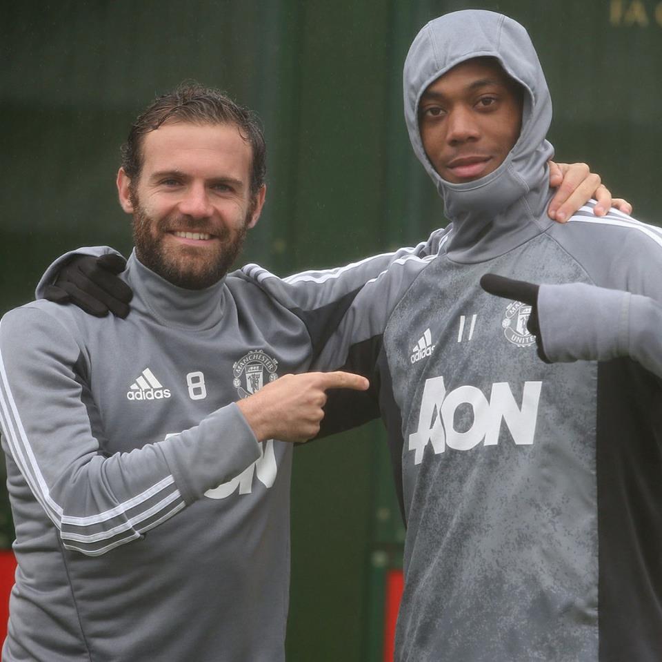 Ảnh bài viết Martial cười lạnh trong buổi tập của Man Utd