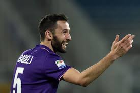 Pha tắc bóng nguy hiểm của Badelj trong trận đấu với Juventus