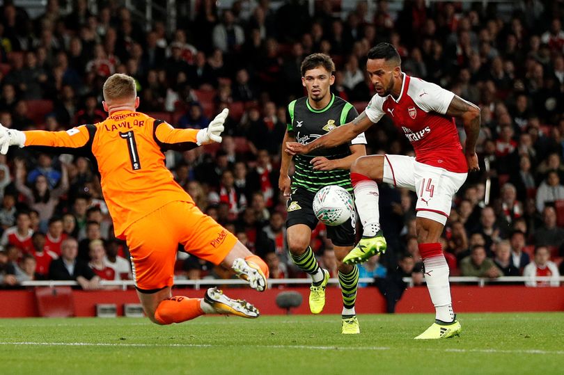 Walcott nổ súng, Arsenal nhẹ nhàng đi tiếp ở League Cup