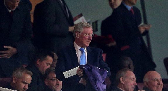 Wenger mời Alex Ferguson xem thất bại của con trai