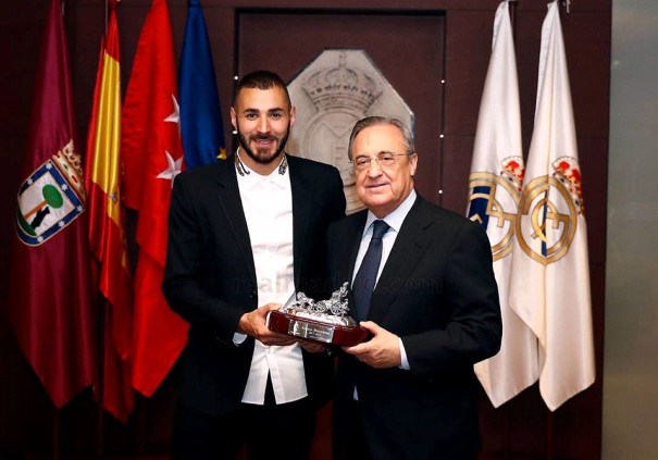 Ảnh bài viết Benzema xuất hiện lịch thiệp trong ngày kí hợp đồng mới