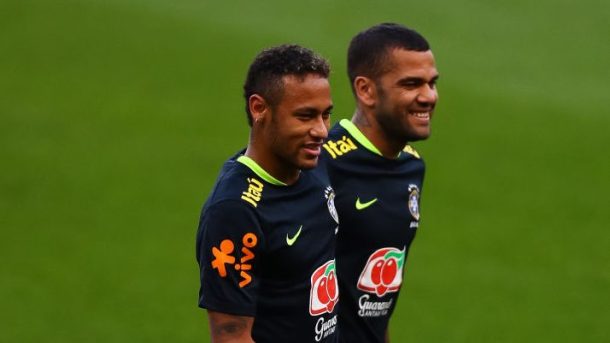Bị chê bám váy Neymar, Alves bật lại Forlan 