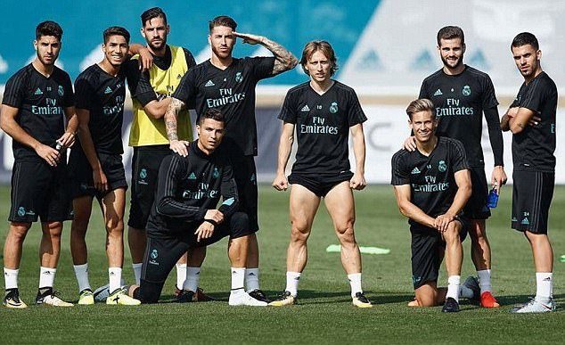 Ảnh bài viết Luka Modric khoe cơ bắp khủng, Ronaldo quỳ gối trong buổi tập của Real