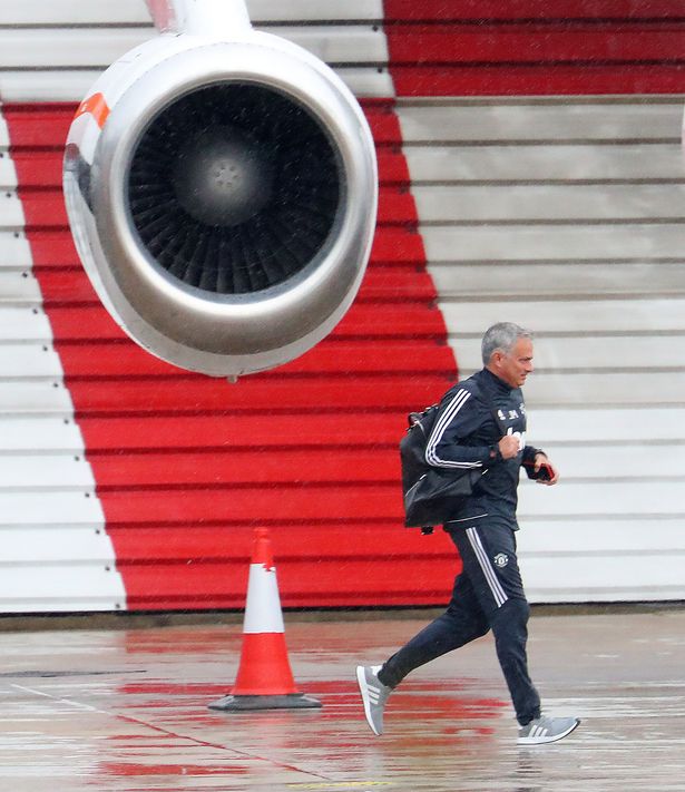 Ảnh bài viết Mourinho 'tay xách, nách mang' hối hả tránh cơn mưa rào