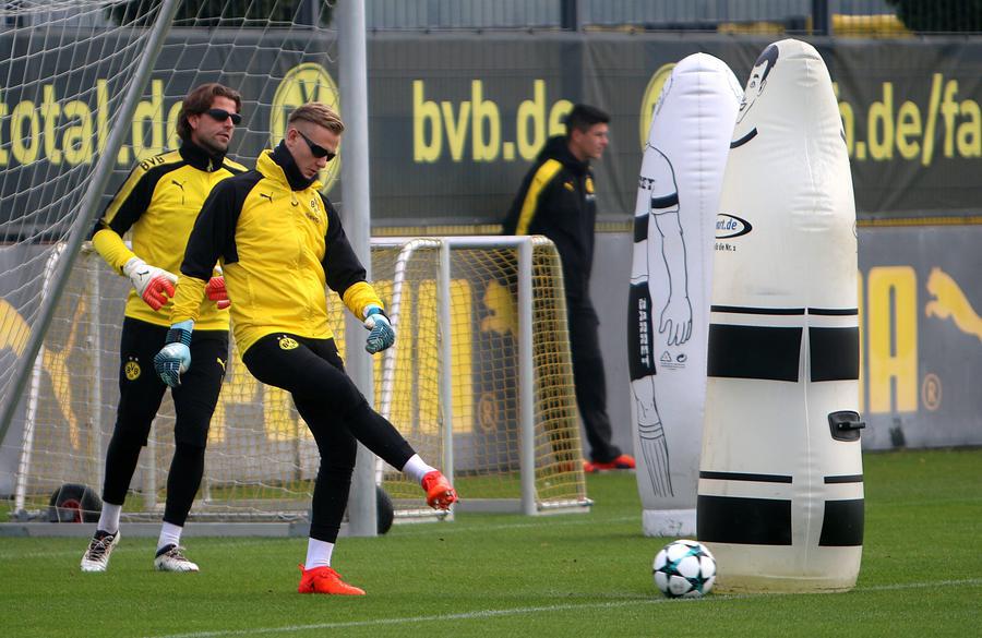 Hai thủ môn Dortmund cực ngầu với kính đen trên sân tập