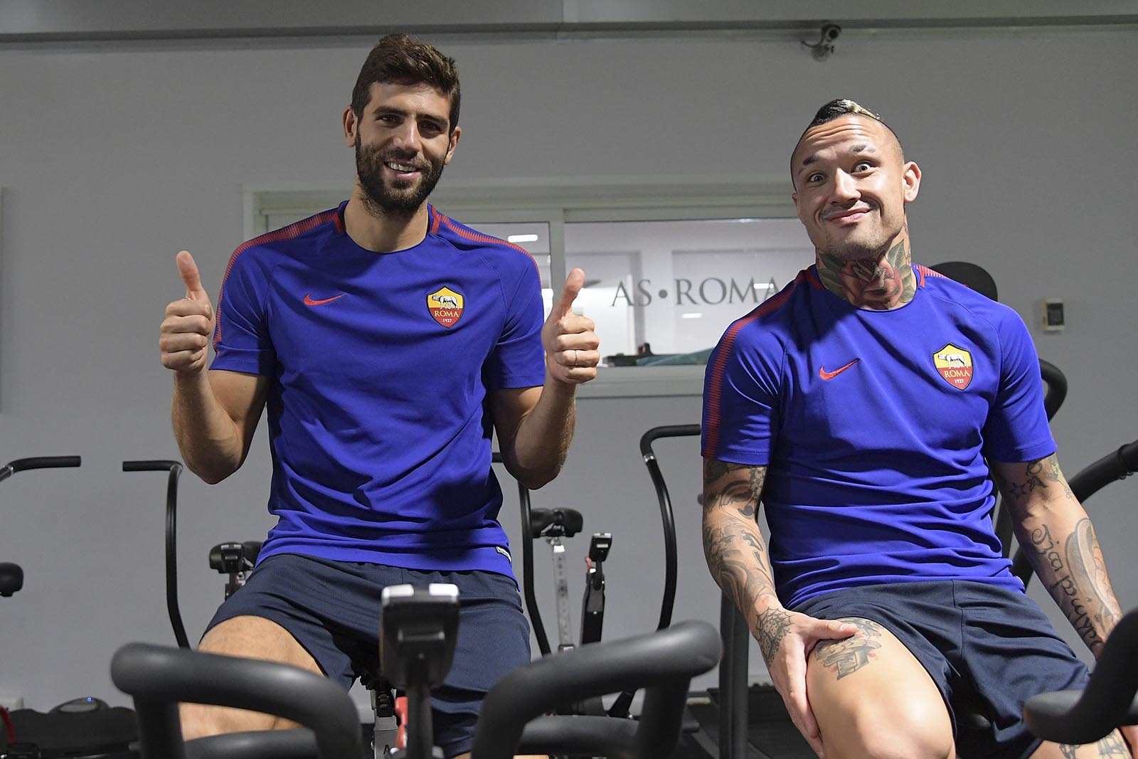 Radja Nainggolan 'nhí nhố' trong phòng tập thể lực