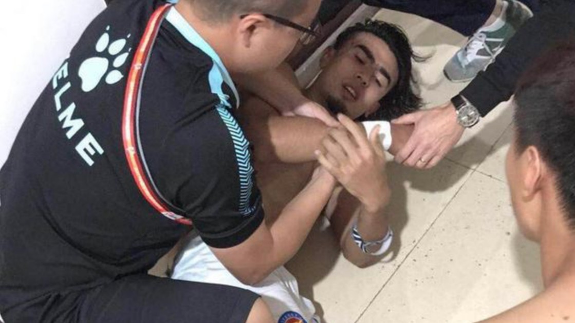Cảnh sát Trung Quốc hành hung đội bóng, 3 người nhập viện?