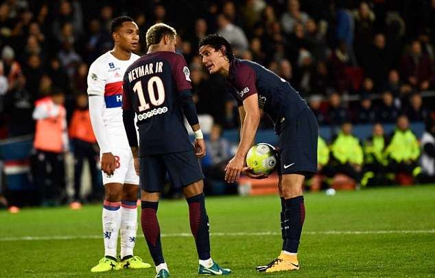Cavani 'chê' 27 tỉ đồng để giành đá penalty cho Neymar
