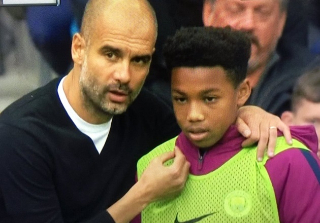 Pep Guardiola đã nói gì với cậu bé nhặt bóng?