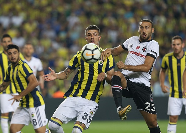 Trận derby Istanbul nóng bỏng với 12 thẻ vàng, 5 thẻ đỏ