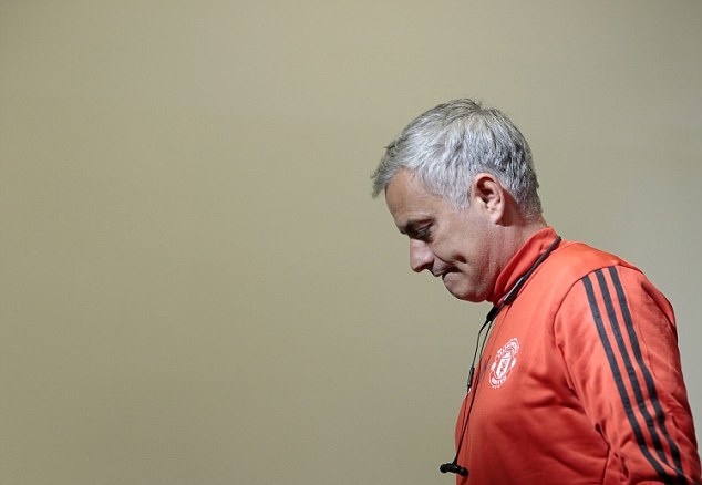 Ảnh bài viết Mourinho trầm tư trên sân tập M.U trước trận chiến CSKA Moscow