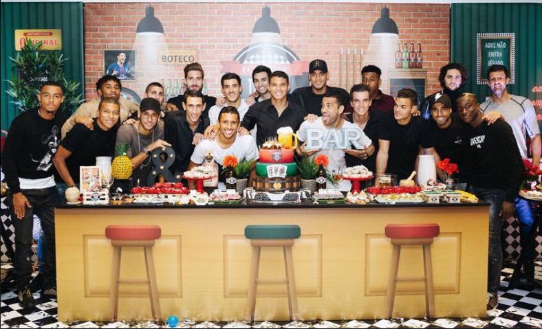 Ảnh bài viết NHM dậy sóng khi Cavani 'mất tích' trong tiệc sinh nhật của Silva