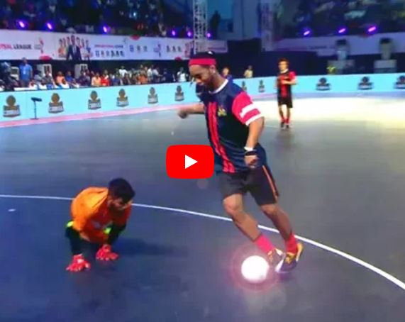 Ảnh bài viết Ronaldinho trổ tuyệt kĩ tại Premier Futsal 2017
