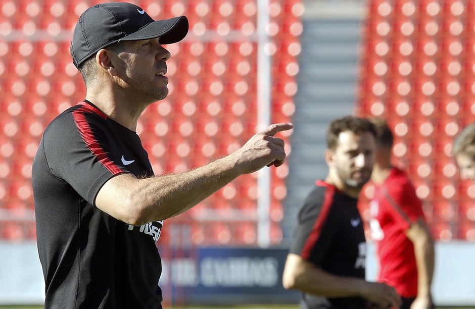 Ảnh bài viết Simeone nghiêm túc chỉ đạo học trò trước đại chiến Chelsea