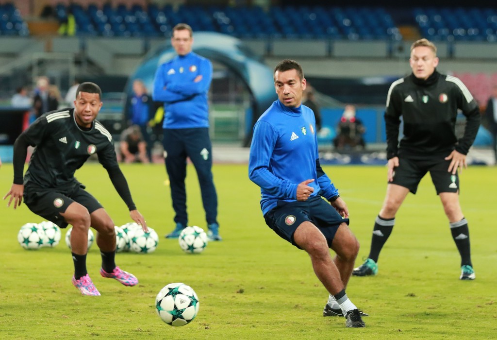 Van Bronckhorst cùng Feyenoord làm quen với mặt sân của Napoli