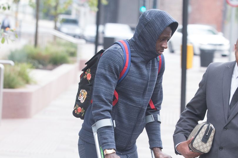Benjamin Mendy thất thần, nặng nề lê bước sau chấn thương