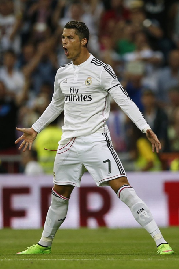 Fan nhí gây sốt khi tái hiện pha ăn mừng thương hiệu của Cristiano Ronaldo 