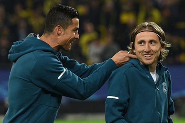 Modric dính thẻ vàng hy hữu vì đếm lại khoảng cách hàng rào