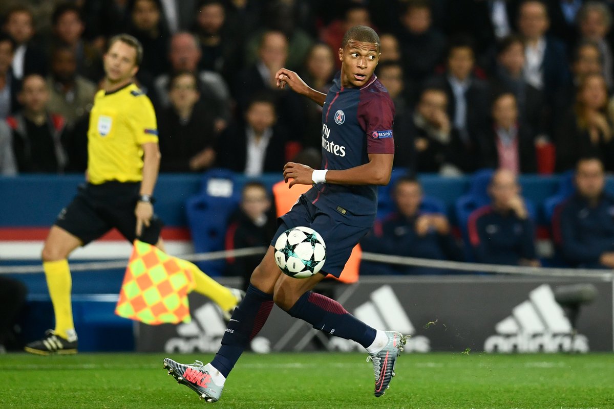 Biến đối thủ thành gã hề, Mbappe nên bị cấm thi đấu!