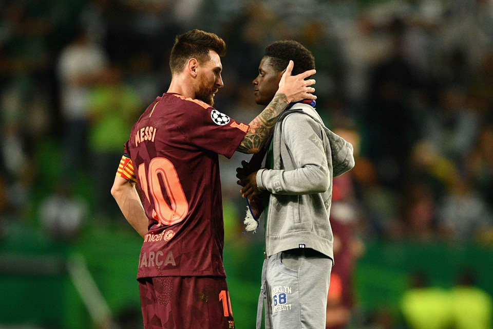 Ảnh bài viết Fan lao vào sân hôn chân Messi giữa tiếng hô vang "Ronaldo"