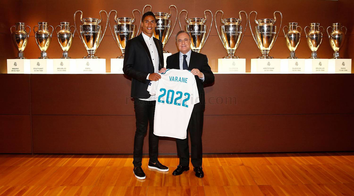 Ảnh bài viết Raphael Varane rạng rỡ gia hạn hợp đồng với Real Madrid