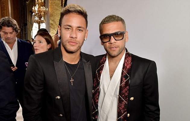 Chán bóng đá, Neymar thử sức trên sàn catwalk