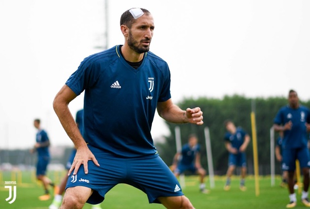 Chiellini băng đầu vẫn miệt mài tập luyện với Juventus