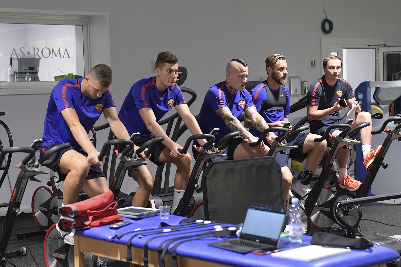 Dàn sao AS Roma rèn thể lực chờ đại chiến với AC Milan