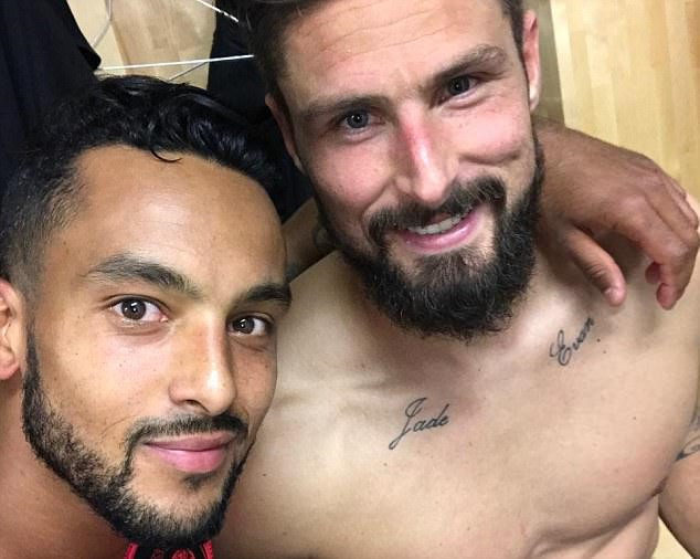 Đạt cột mốc khủng, Giroud cần 'biết ơn' Walcott