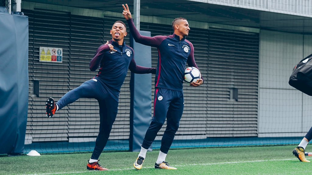 Ảnh bài viết Gabriel Jesus pha trò để tạm quên nỗi buồn vắng Aguero, Mendy