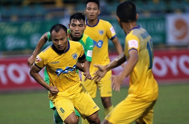 Ảnh bài viết Trọng Hoàng “nhận quà” từ AFF ngay trên sân Thanh Hóa