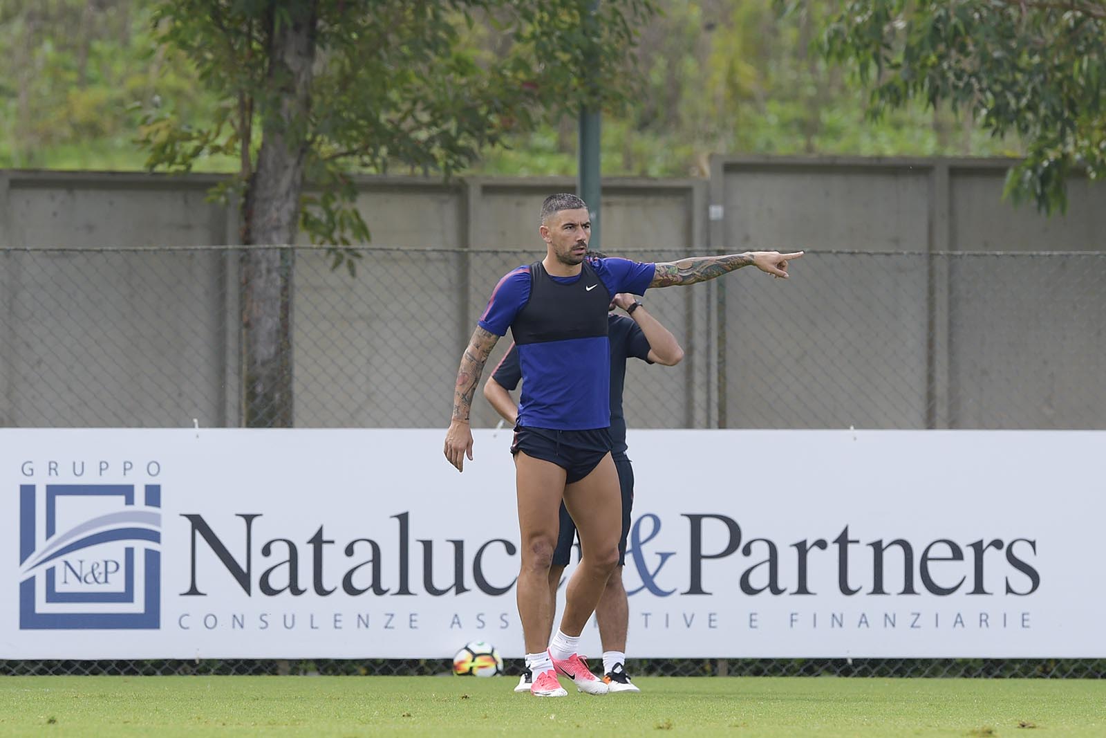 Kolarov xắn quần tập luyện, chờ đại chiến AC Milan