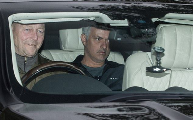Ảnh bài viết Mourinho đến sân tập Carrington với đầy vẻ âu lo