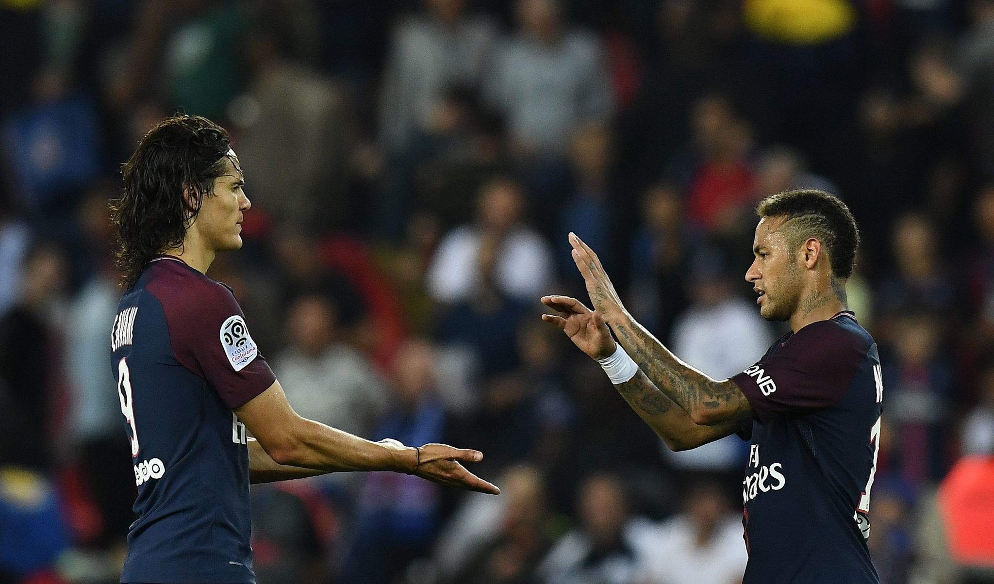 Neymar đá penalty cho PSG, Cavani là người đầu tiên đến chia vui