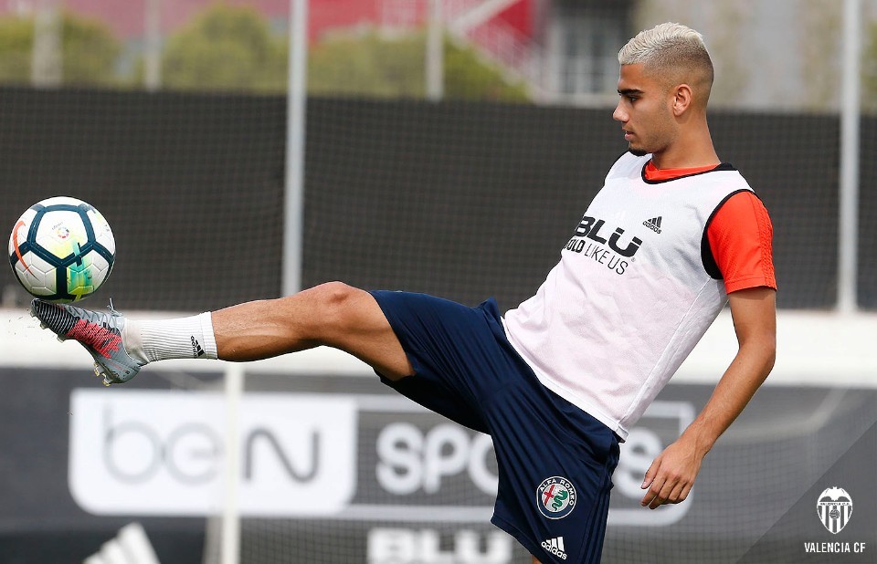 Ảnh bài viết Sao trẻ M.U và mái tóc cực chất trên sân tập Valencia