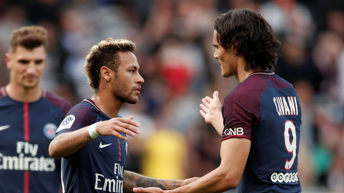 Cavani bị chê 'diễn kịch' quá tệ sau lưng Neymar