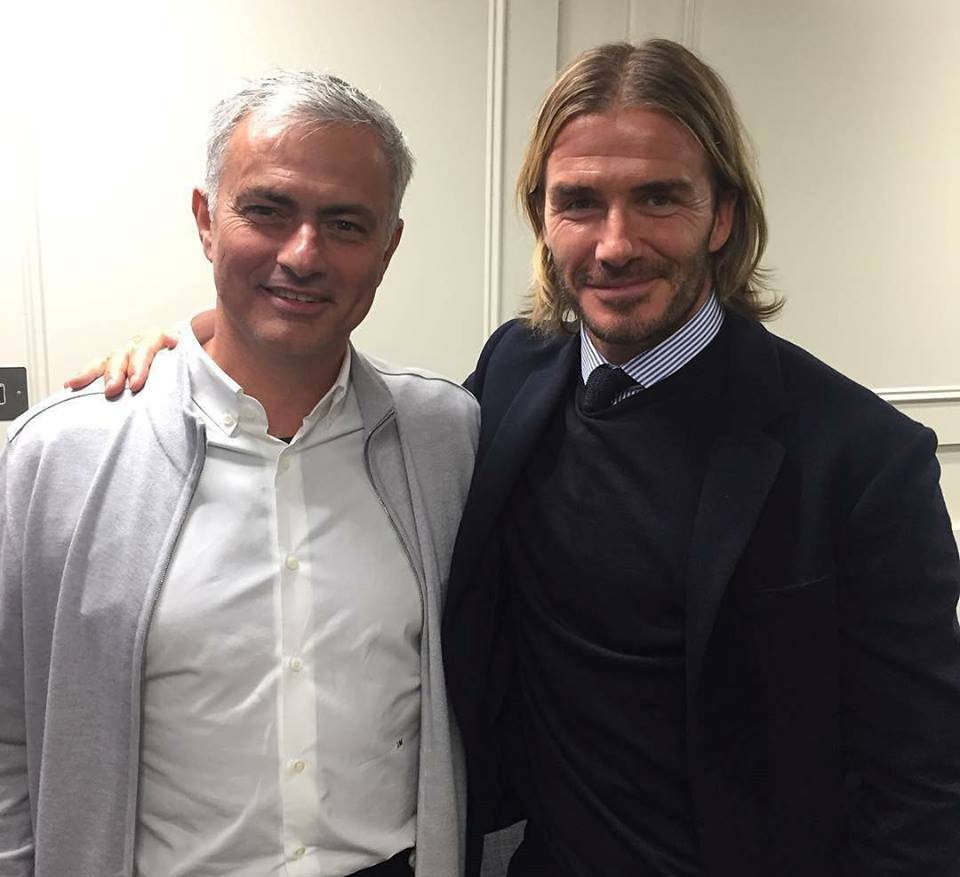 Ảnh bài viết David Beckham trở lại Old Trafford, bảnh bao khoác vai Mourinho
