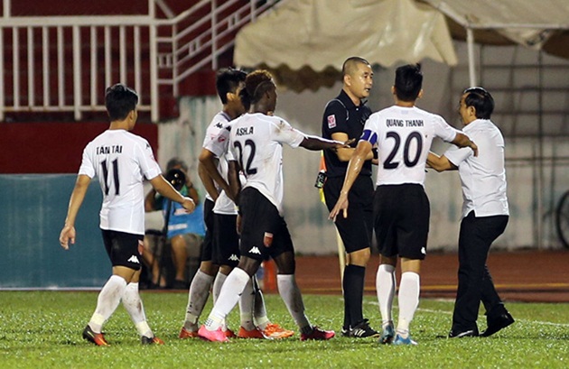 Ảnh bài viết Vòng 20 V-League: Xin Vua đừng... bẻ còi!