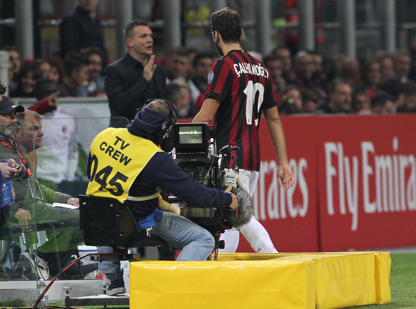 Calhanoglu nhận thẻ đỏ vì...quên