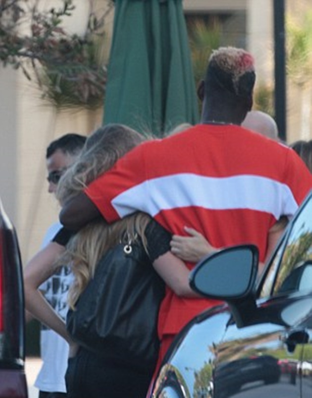 Ảnh bài viết Dính chấn thương nặng, Paul Pogba "giải sầu" bên bóng hồng bí ẩn