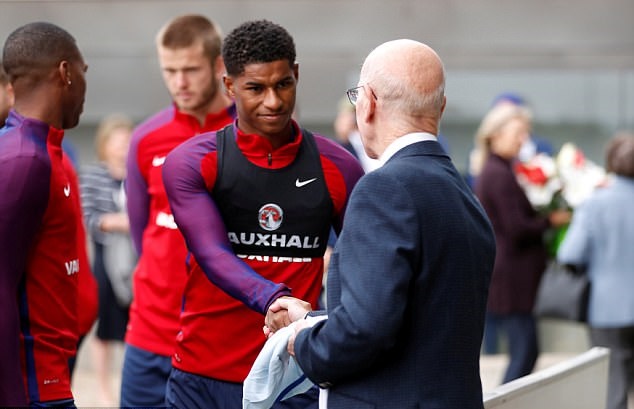 Ảnh bài viết Rashford 'tay bắt, mặt mừng' huyền thoại M.U khi lên tuyển tập trung