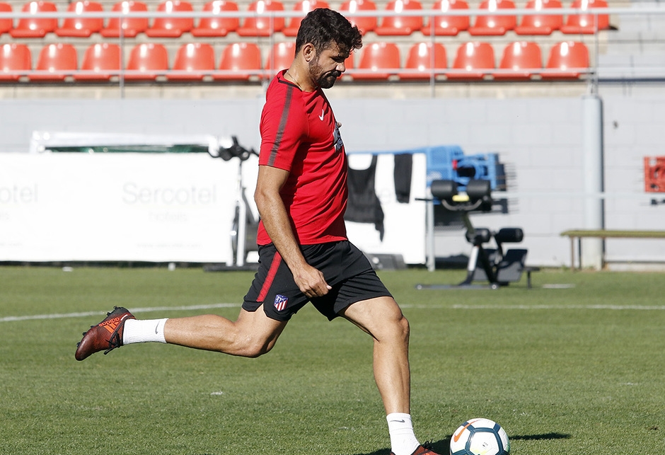 Đồng đội về tuyển, Diego Costa miệt mài tập luyện ở Madrid