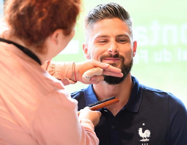 Ảnh bài viết Giroud tút lại vẻ đẹp trai trong ngày lên tuyển Pháp