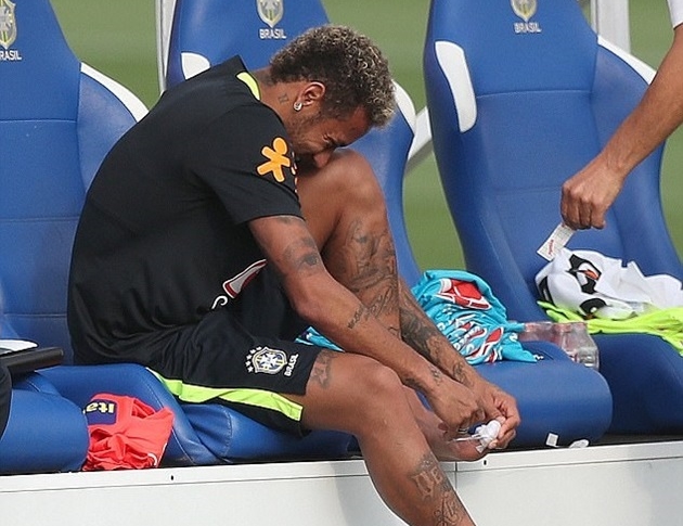 Ảnh bài viết Neymar tỏ ra đau đớn khi đang tập cùng Brazil