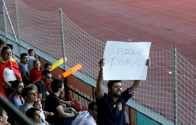 Ảnh bài viết Ủng hộ Catalunya, Pique bị CĐV đòi tống cổ khi lên tuyển tập luyện