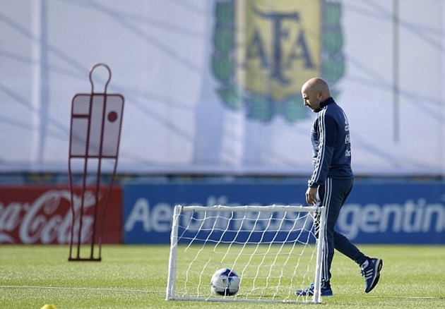 Ảnh bài viết Vắng Aguero, Sampaoli đầy lo âu trong buổi tập của Argentina
